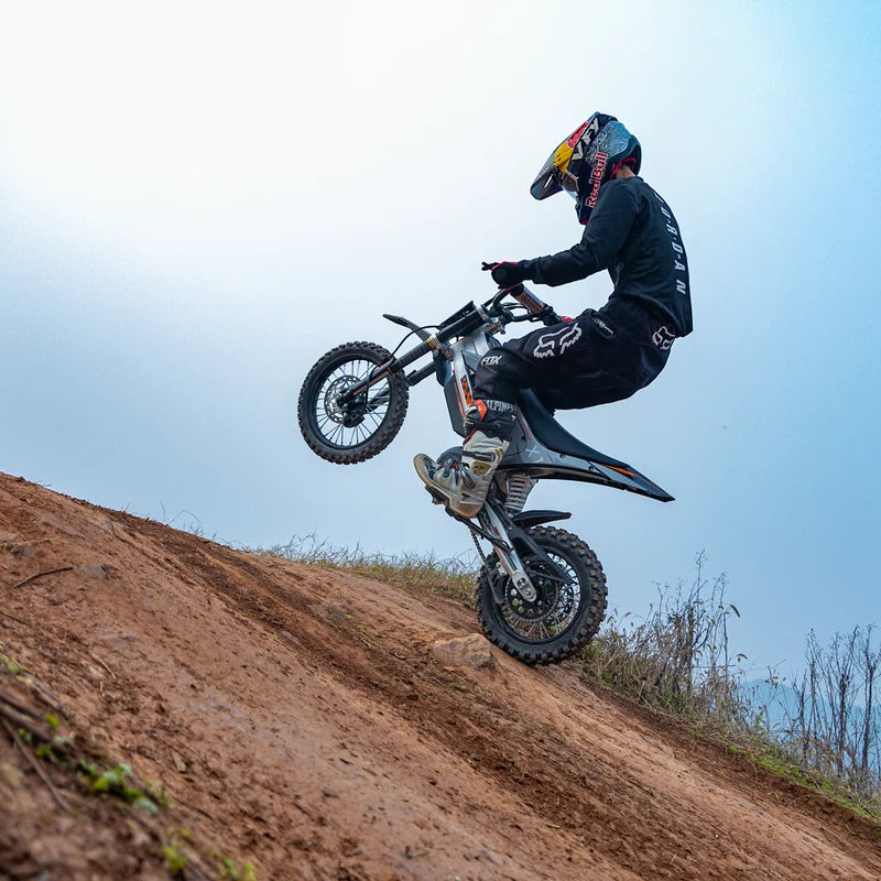 KuKirin X1 elektrisches Dirtbike – Fahrt auf einem Hügel