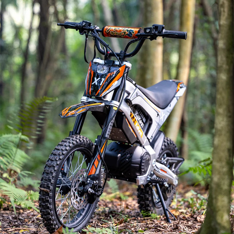 KuKirin X1 elektrisches Dirtbike – Standaufnahme im Gelände