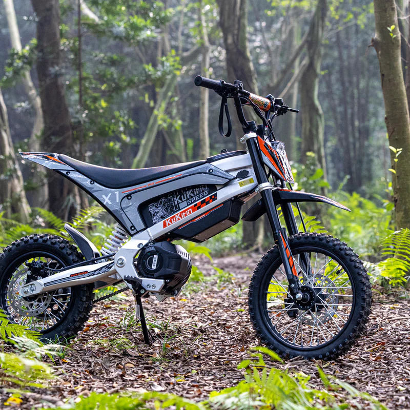 KuKirin X1 elektrisches Dirtbike – Fahrt im Wald